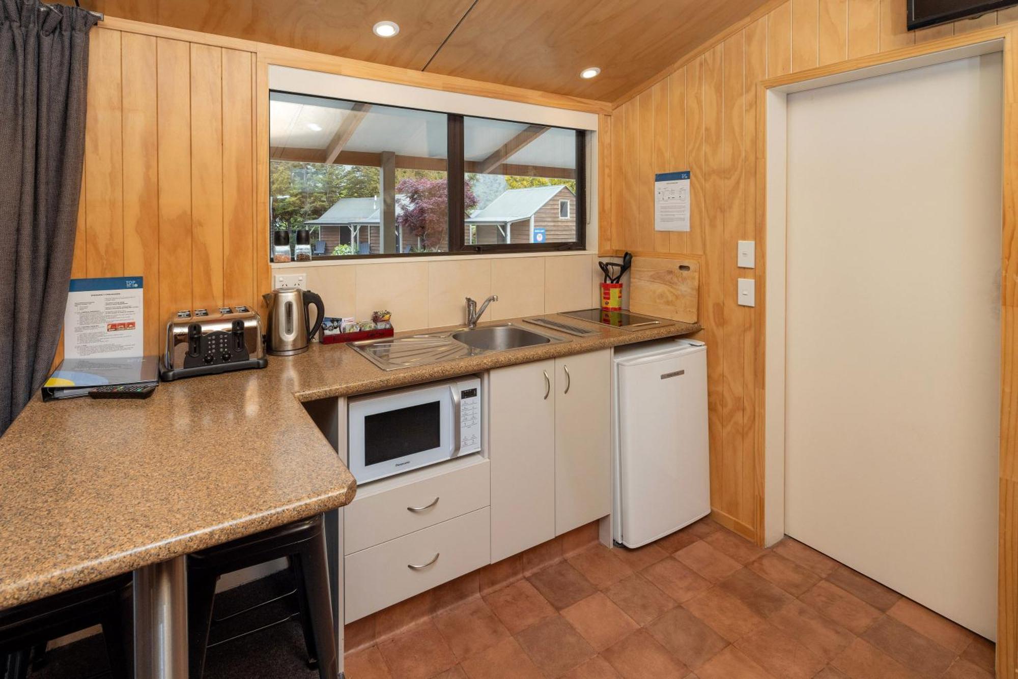 Queenstown Top 10 Holiday Park Bagian luar foto