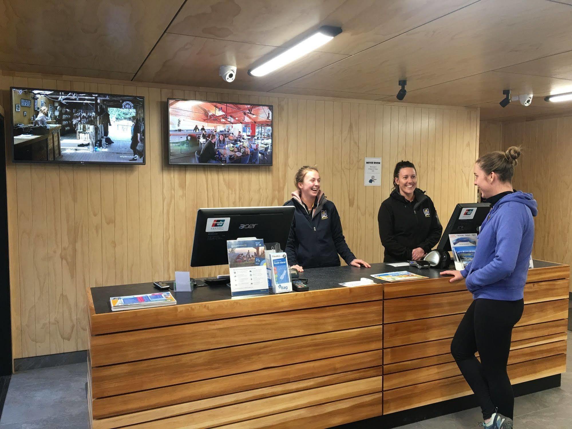 Queenstown Top 10 Holiday Park Bagian luar foto