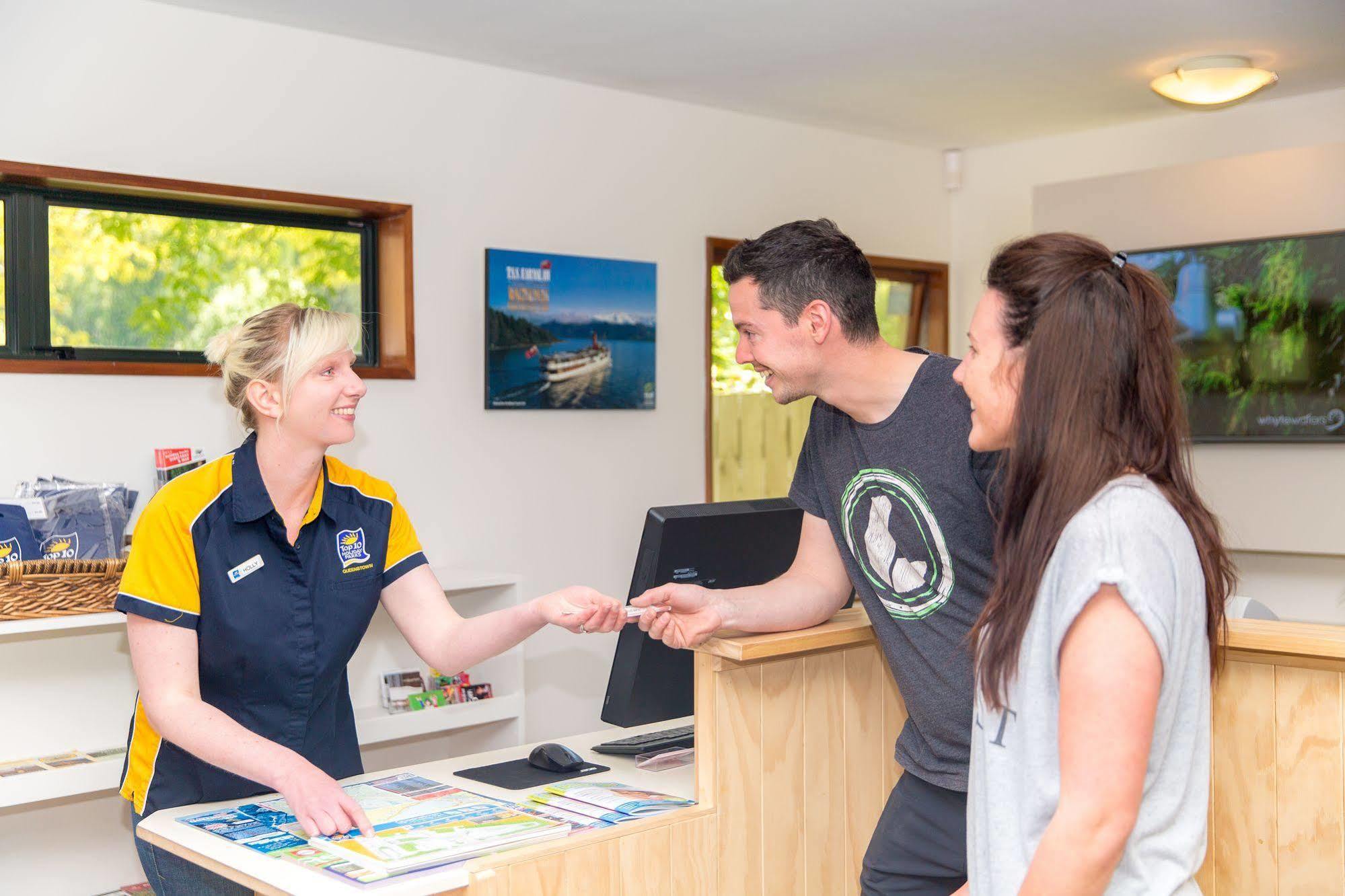 Queenstown Top 10 Holiday Park Bagian luar foto